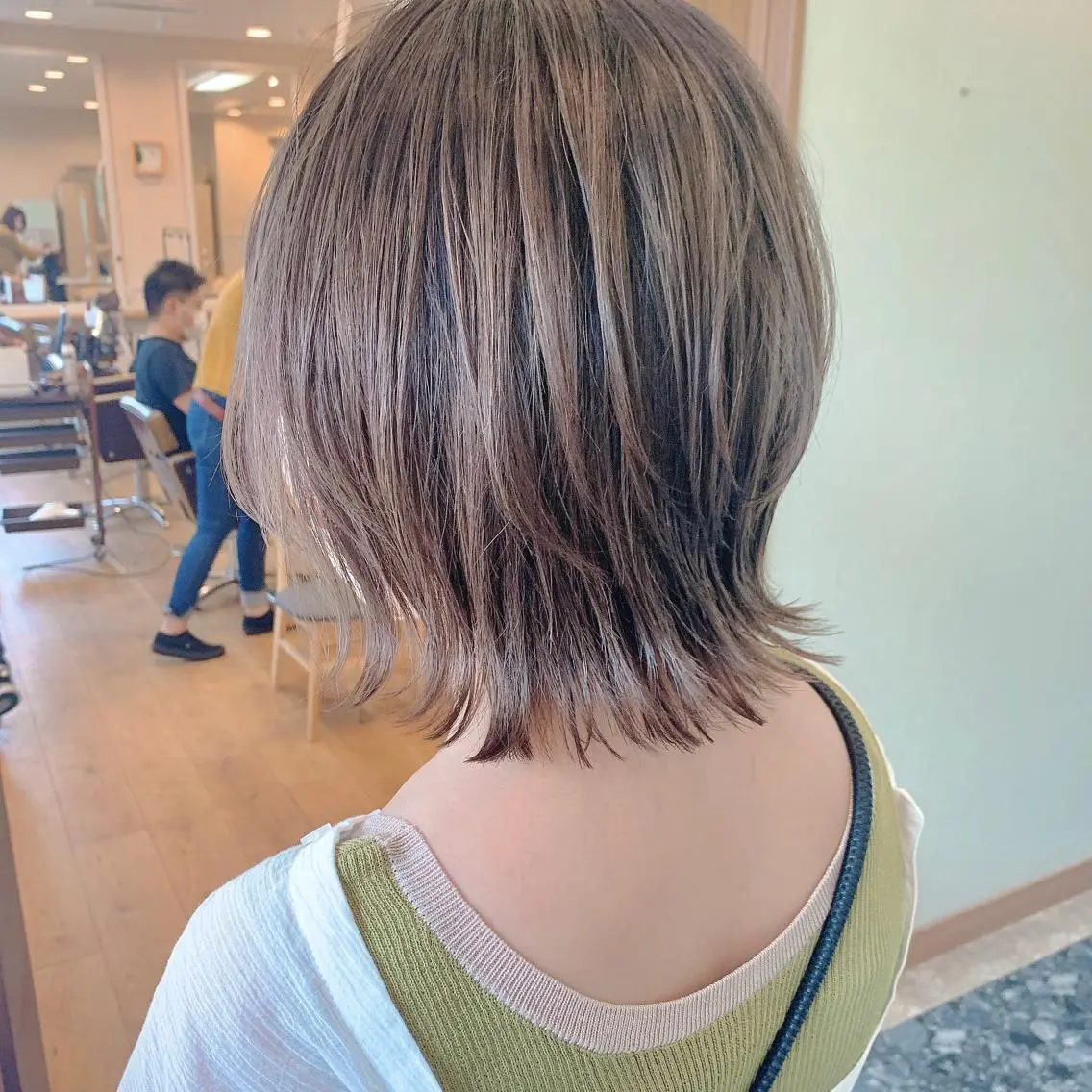ショート カラー ボブレイヤー アッシュ ベージュカラー ボブ レイヤーカット カット ヘアカラー NUMBER_ ユイナのヘアスタイル