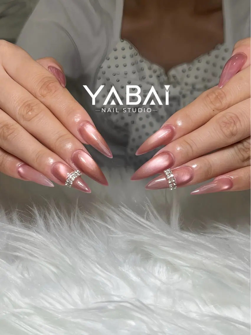 ネイル キラキラネイル ロングネイル マグネットネイル ピンク シンプルネイル YABAI NailStudioのネイルデザイン