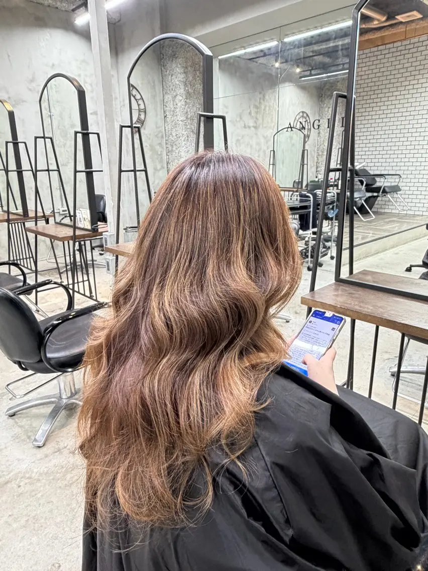 ロング カラー 塩崎 未格のヘアスタイル