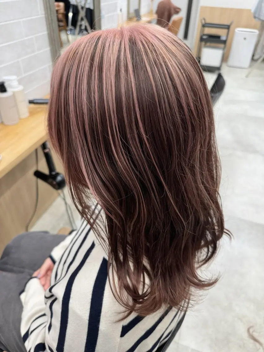 セミロング カラー ブラウンカラー ハイライトカラー ピンクカラー ピンクブラウン ハイライト ヘアカラー トリートメント 縮毛矯正/髪質改善 インナーカラーせいぎのヘアスタイル