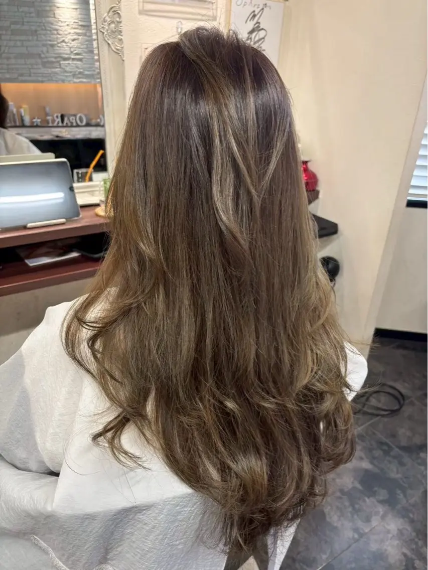 ロング 顔周りカット レイヤーカット カット 脇部 亜梨沙のヘアスタイル