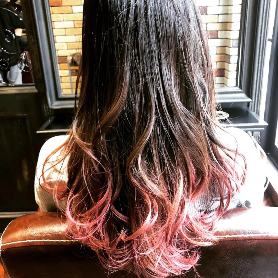 ロング カラー グラデーションカラー ハイライトカラー ピンクカラー ハイライト 白戸 優樹のヘアスタイル