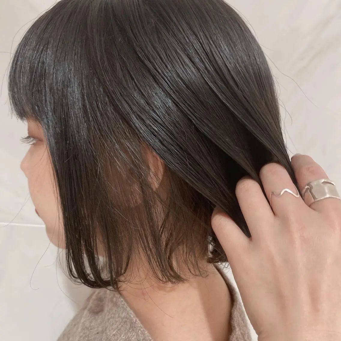ショート カラー ブリーチ ダークグレー ダークグレージュ グレージュ インナーカラー マンツーマン 美容師💚コウブチのヘアスタイル
