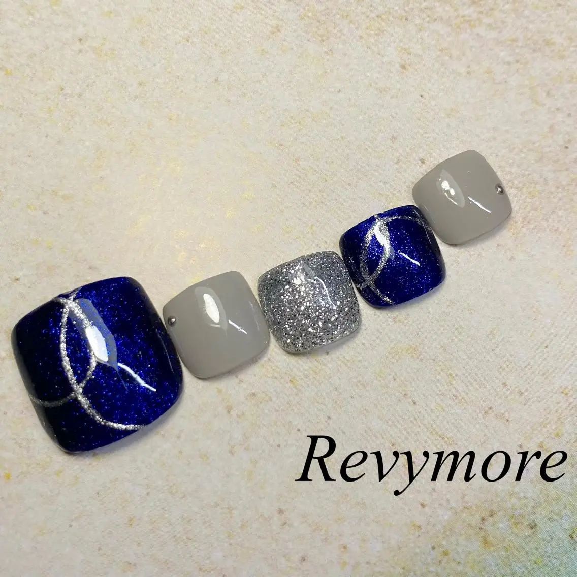 ミディアム ネイル フットネイル ジェルネイル ネイビー シンプルネイル nail salon Revymoreのネイルデザイン