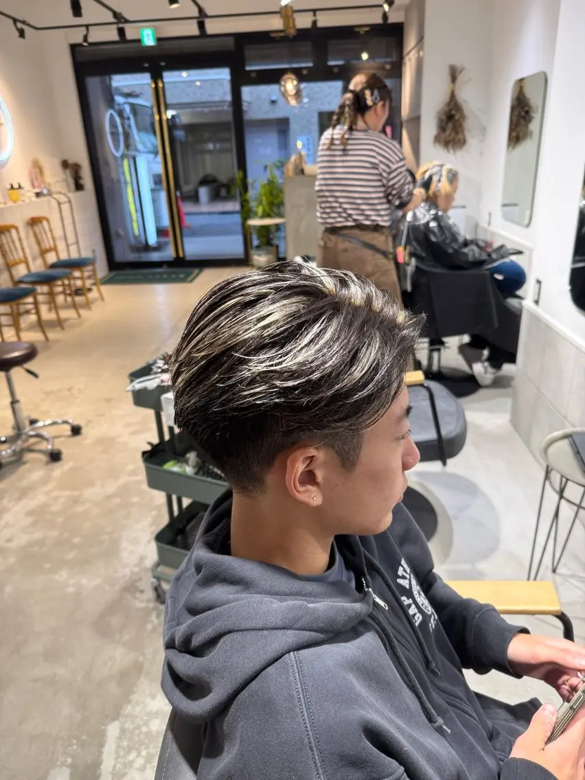 ショート カラー メンズ センターパート メンズハイライト ハイライトカラー ハイライト カット ヘアカラー メンズカットパーマ ✂️ JOYAのヘアスタイル