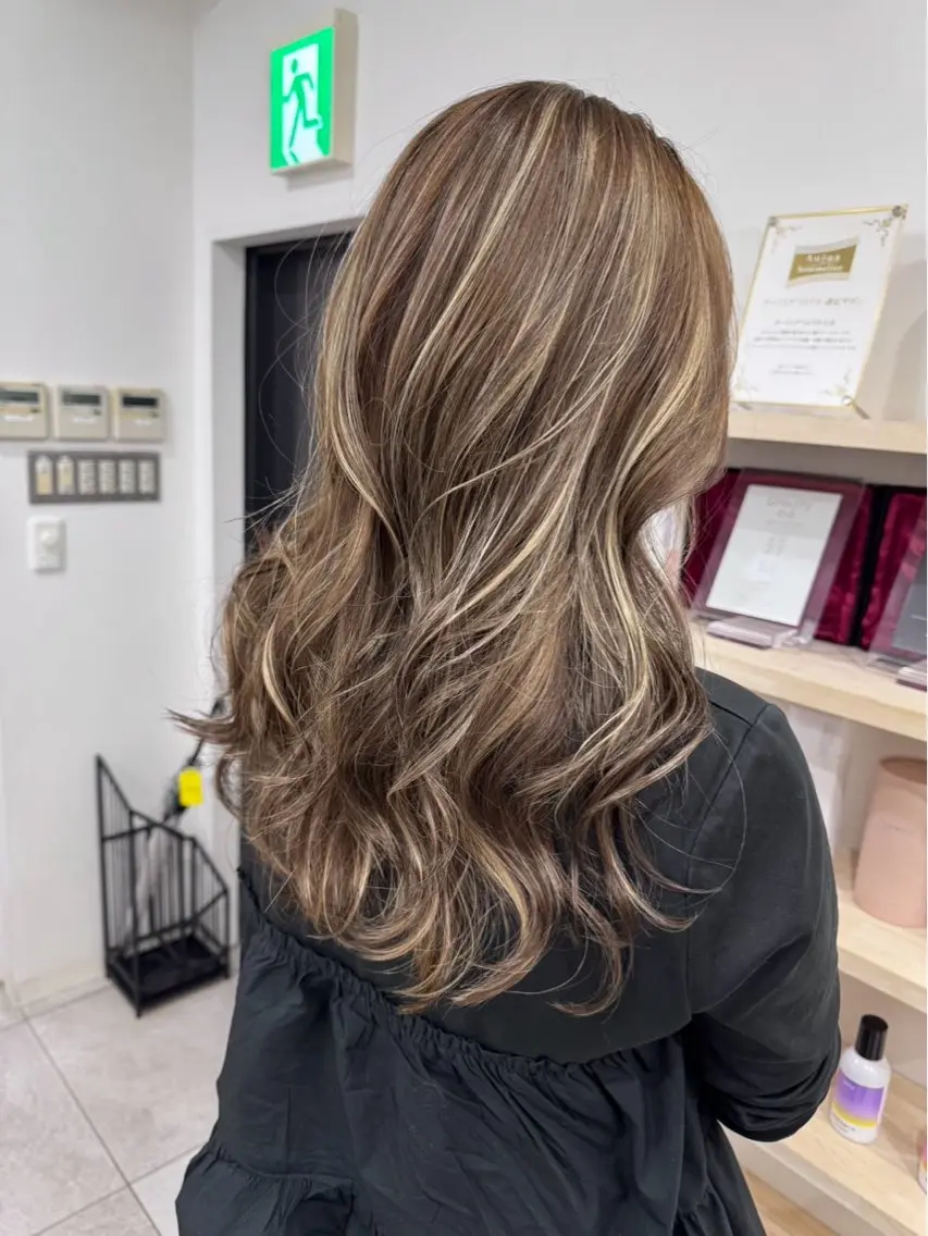 ロング ヘアカラー 宍戸 秀斗のヘアスタイル