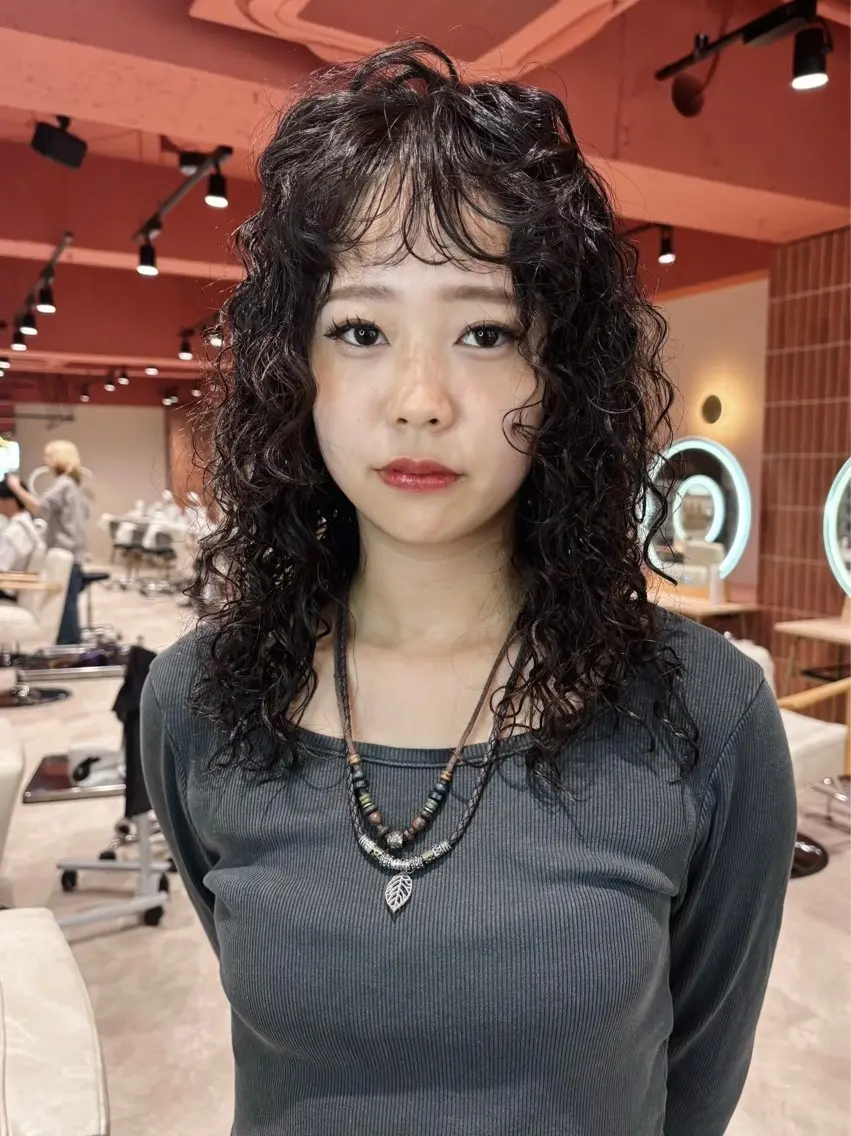 ミディアム パーマ ミディアムパーマ スパイラルパーマ 髪質改善　ネイル コトミ🐸のヘアスタイル