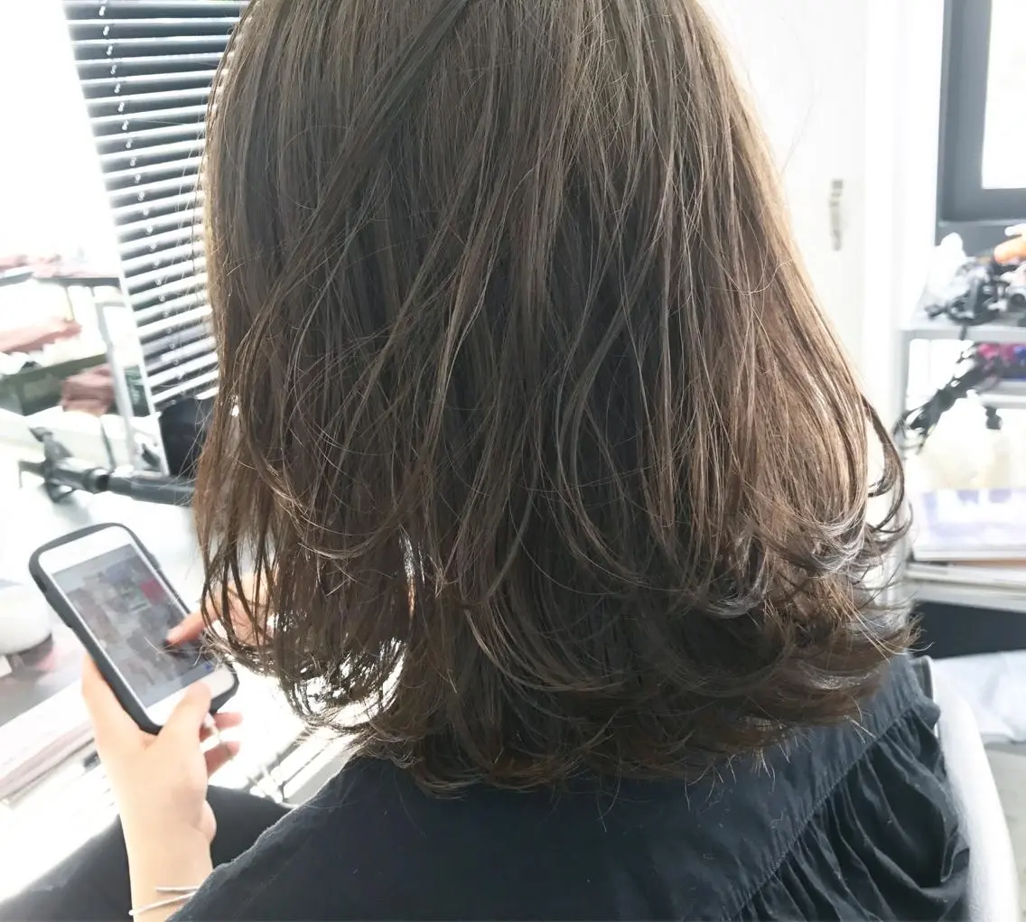 ミディアム カラー ヘアアレンジ グレージュ イルミナカラー 透明感カラー× レイヤーカット✨高梨のヘアスタイル