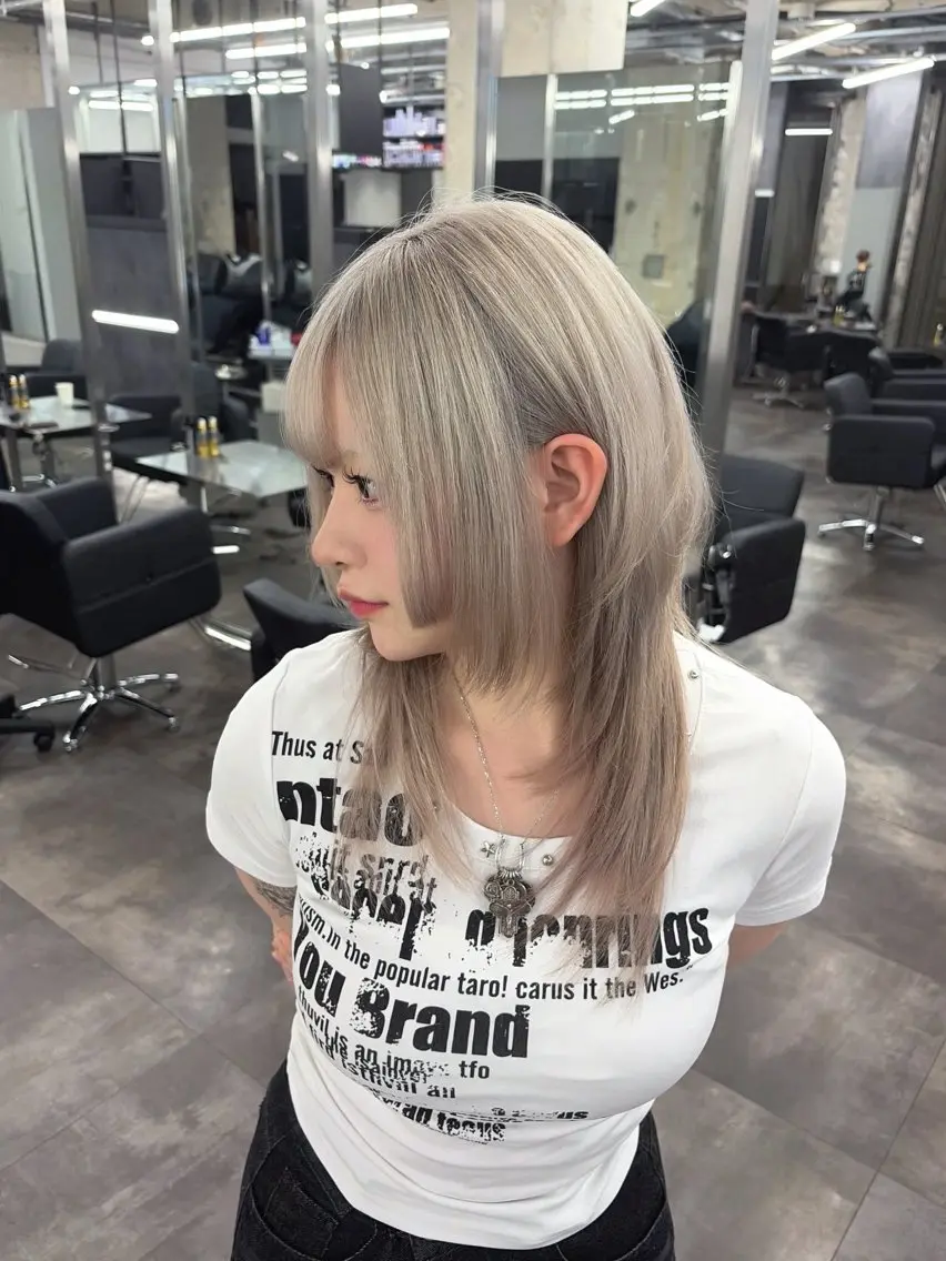 ミディアム カラー ハイレイヤー レイヤーカット ヘアカラー 小澤 涼星のヘアスタイル