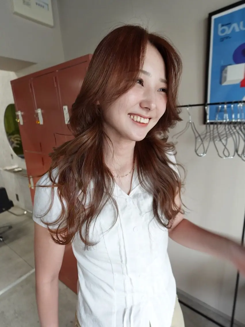 ロング ヘアカラー 関井 海愛のヘアスタイル