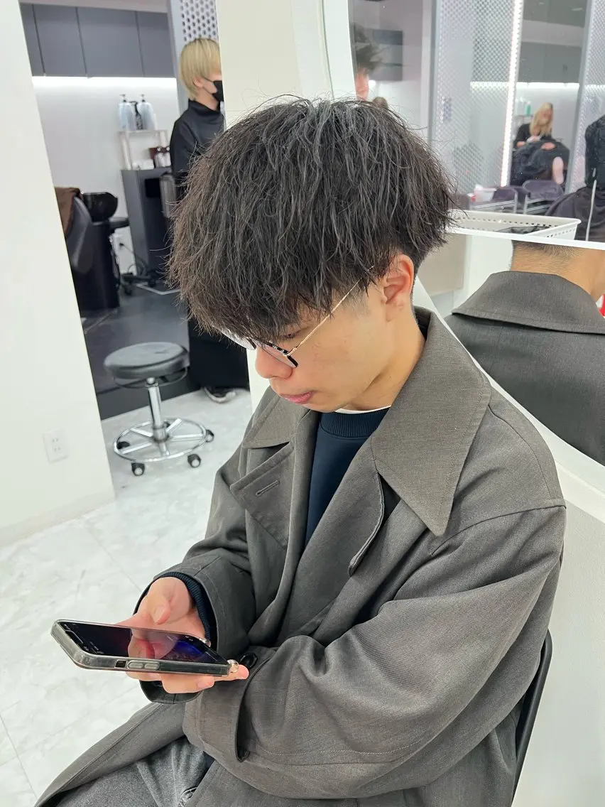 ミディアム パーマ メンズ ミディアムパーマ センターパート メンズ韓国風 韓国マッシュ マッシュウルフ メンズパーマ特化 TAIGAのヘアスタイル