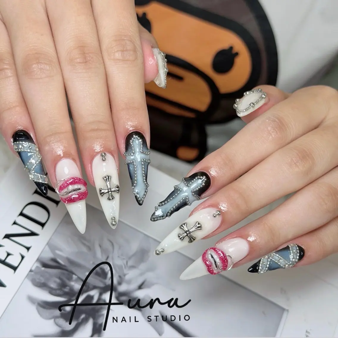 ネイル アートネイル ブルー キラキラネイル 韓国ネイル ロングネイル ハンドネイル Aura Nail Studioのネイルデザイン