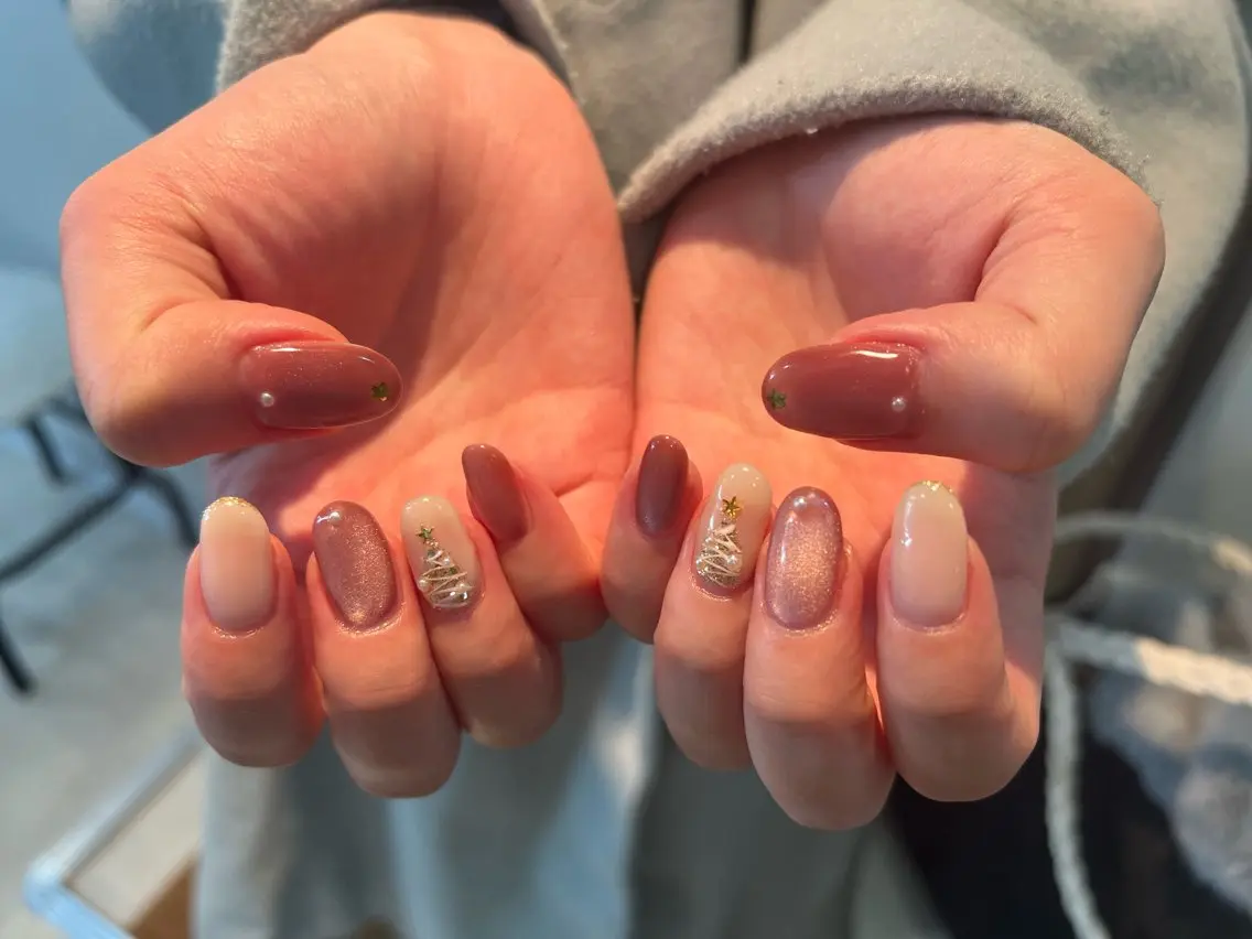ネイル アートネイル ゴールド キラキラネイル ニュアンスネイル 冬ネイル Free's nail Sakiのネイルデザイン