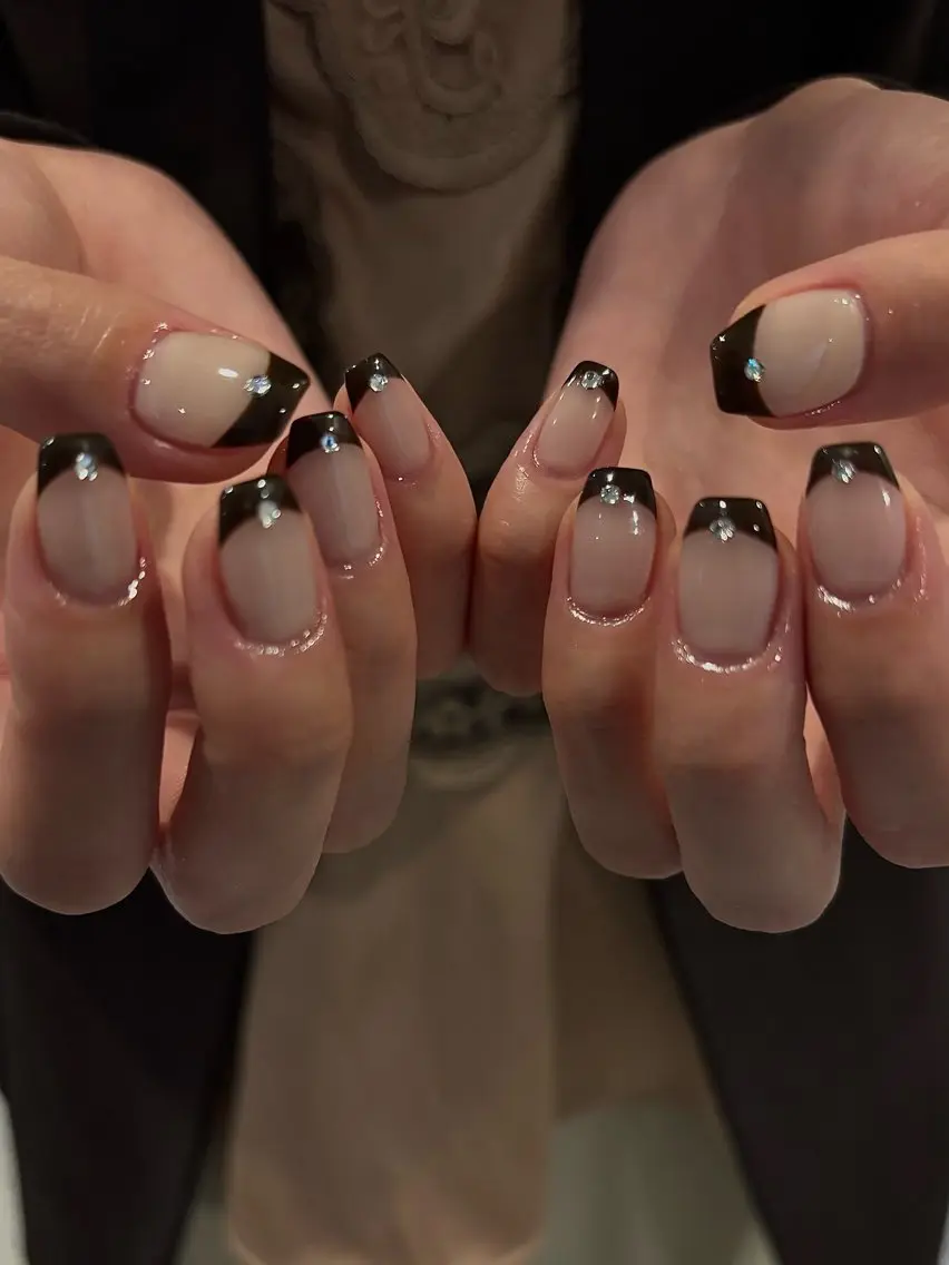 ネイル ブラウン フレンチネイル ショートネイル シンプルネイル 冬ネイル ハンドネイル nao＿nail .929のネイルデザイン