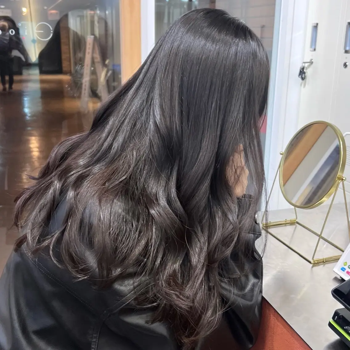 ミディアム カラー パーマ ベージュカラー 黒髪 ブルーカラー ブルーブラック ブラウンカラー ヘアカラー トリートメント akira｜ 透明感ベージュ｜梅田のヘアスタイル