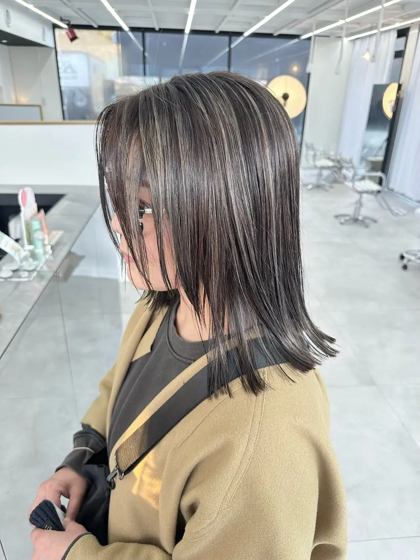 セミロング ハイライト カット ヘアカラー risa | 透明感 カラー|レイヤーのヘアスタイル