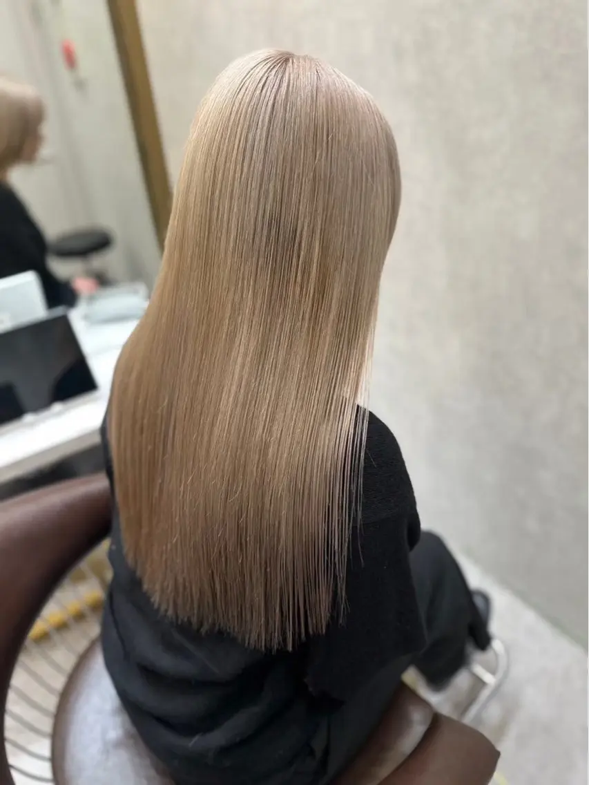 ロング カラー ヘアカラー トリートメント tomoya 透明感のグレージュのヘアスタイル