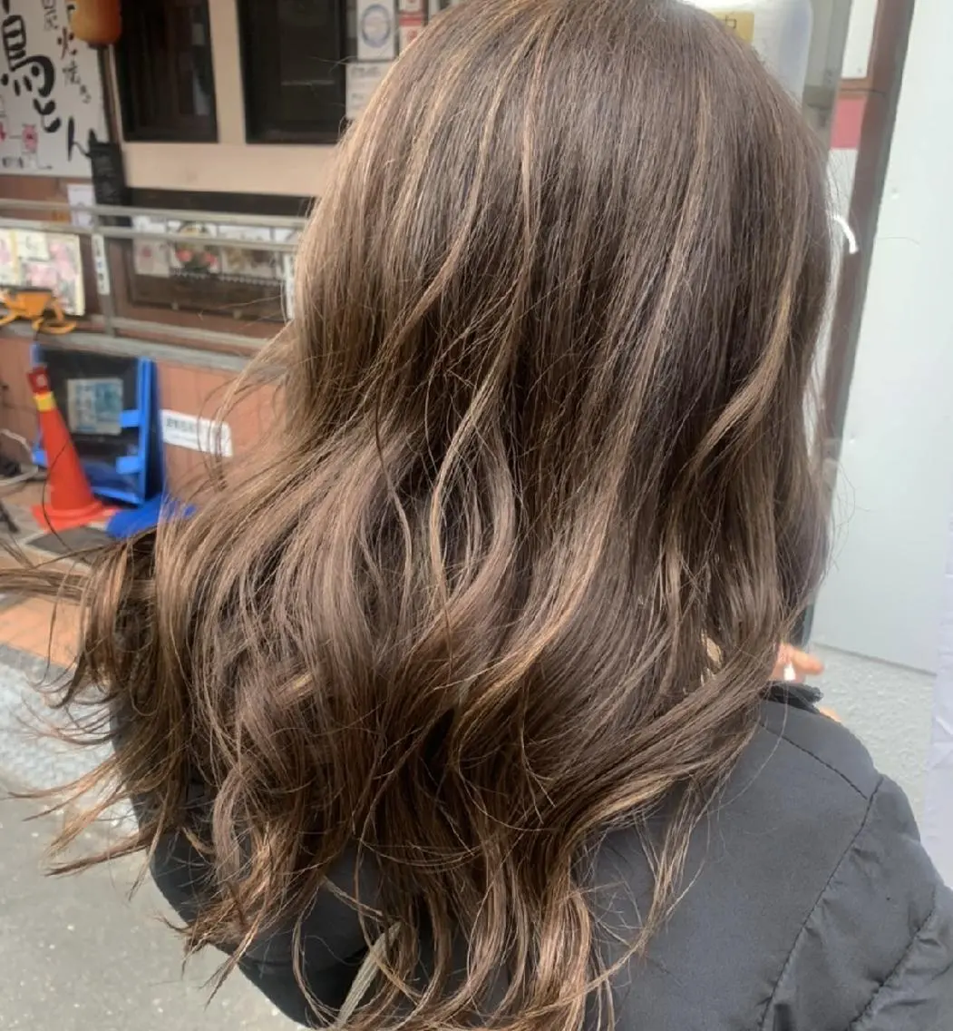 カラー セミロング ハイライト 透明感カラー松本のヘアスタイル