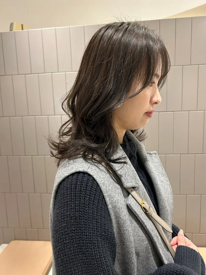 ミディアム カラー グレージュ オリーブグレージュ オリーブグレー カット ヘアカラー オリーブベージュ/ ブリーチなし透明感のヘアスタイル