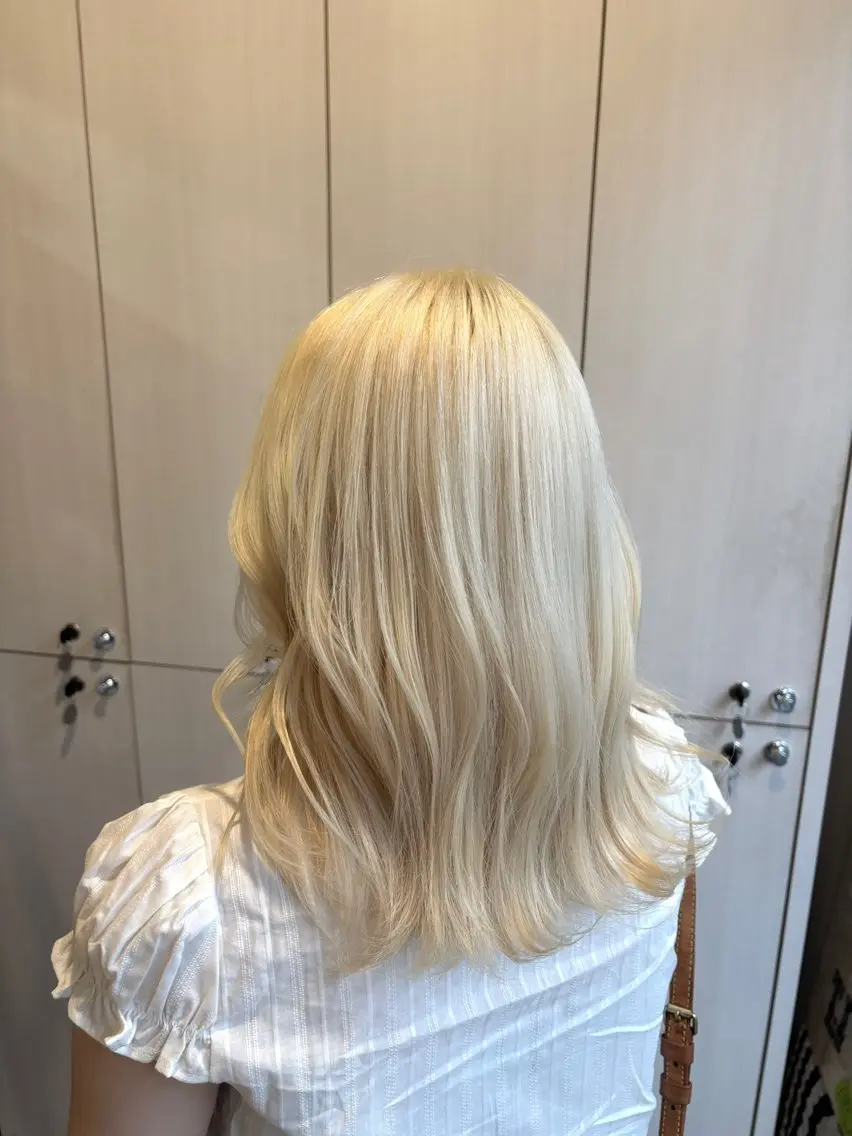 セミロング カラー ブリーチ 抜きっぱなしブロンド ブロンド ホワイトブロンド ヘアカラー トリートメント あべ ゆうかのヘアスタイル