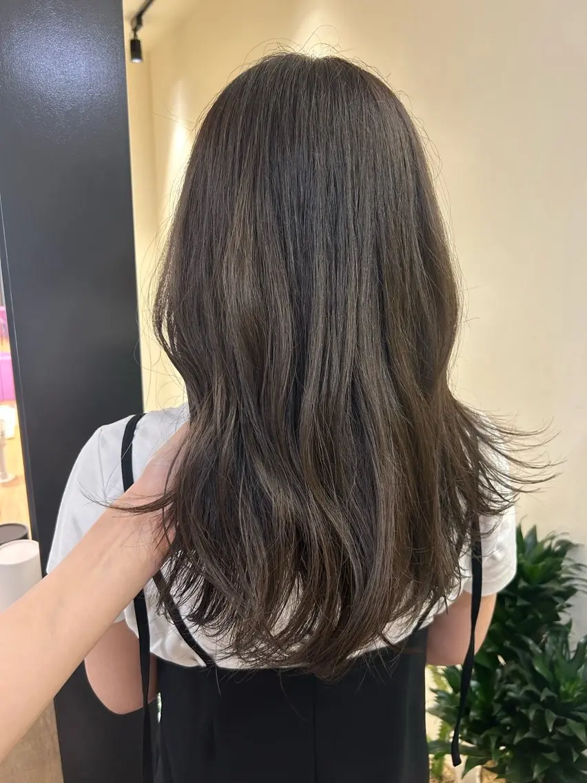 ロング カラー 透明感カラー グレージュ hubhair レイヤー/透明感のヘアスタイル