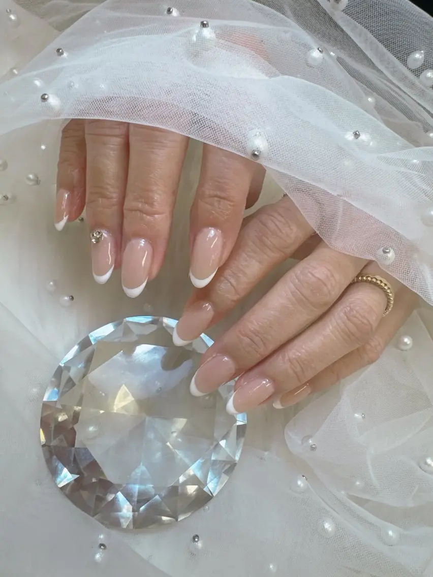ネイル フラッシュネイル フラッシュマグ フレンチネイル ガラスフレンチ キラキラネイル ハンドネイル Queeens nailのネイルデザイン