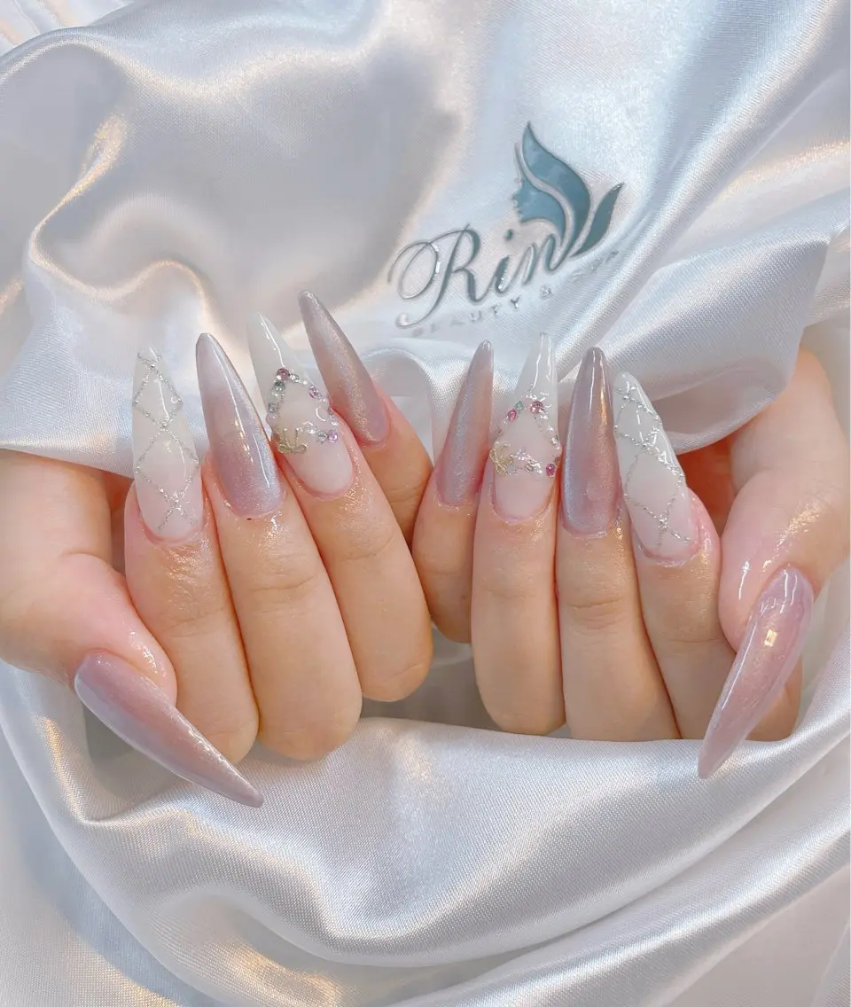 ネイル チークネイル フレンチネイル ガラスフレンチ グラデーション キラキラネイル Rin Nail 新大久保店のネイルデザイン