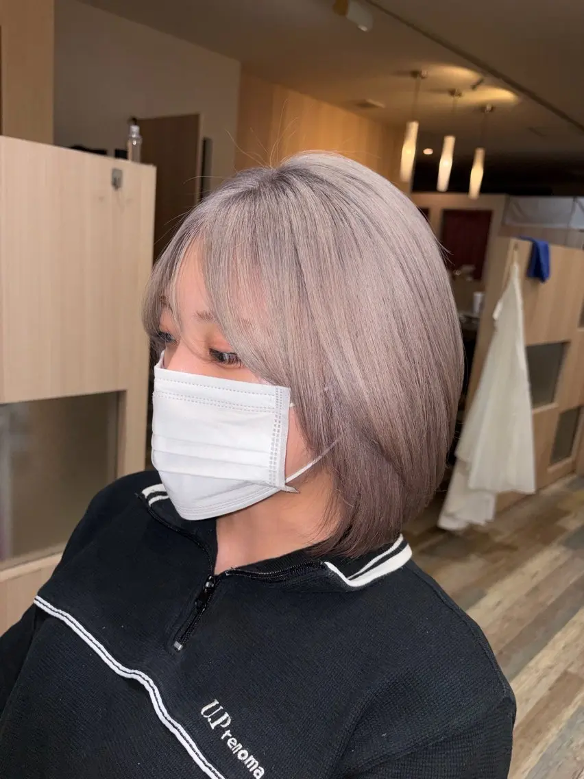 カラー ブリーチ 透明感カラー ハイトーンカラー シルバー ホワイトシルバー ヘアカラー 黒沢 航汰のヘアスタイル