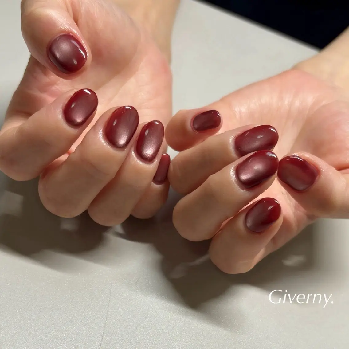ネイル ボルドー マグネットネイル 赤色 ハンドネイル Giverny .のネイルデザイン