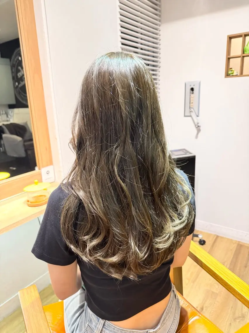 ロング カラー グレージュ オリーブグレージュ オリーブグレー ヘアカラー トリートメント ツキダテ ユイのヘアスタイル