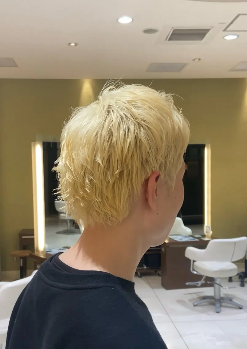 ショート メンズ メンズブリーチ スパイキーショート 外国人風カラー ショートヘア カット ヘアカラー トリートメント 岡野 舜のヘアスタイル