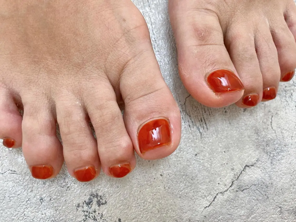 ネイル べっ甲ネイル オレンジ フットネイル mogunail &blowのネイルデザイン