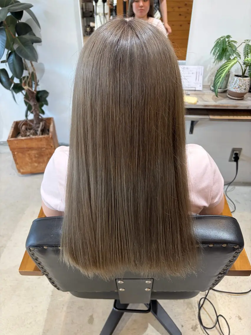 セミロング ヘアカラー トリートメント ill/ハイトーン カラー/塩崎聖奈のヘアスタイル