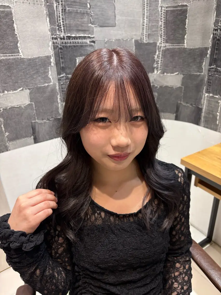 セミロング カラー 透明感カラー グレージュ ラベンダーカラー ラベンダーグレージュ ラベンダーグレー ヘアカラー EARTH 柿崎日菜のヘアスタイル