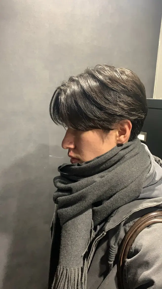 ショート カラー パーマ メンズ センターパート フェザーパーマ メンズハイライト メンズメッシュ マッシュ 福井祥太／海外風 /プードルパーマのヘアスタイル