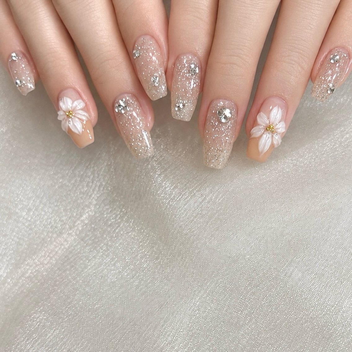 ネイル フラワーネイル キラキラネイル オレンジ ハンドネイル salon Hush Hushのネイルデザイン