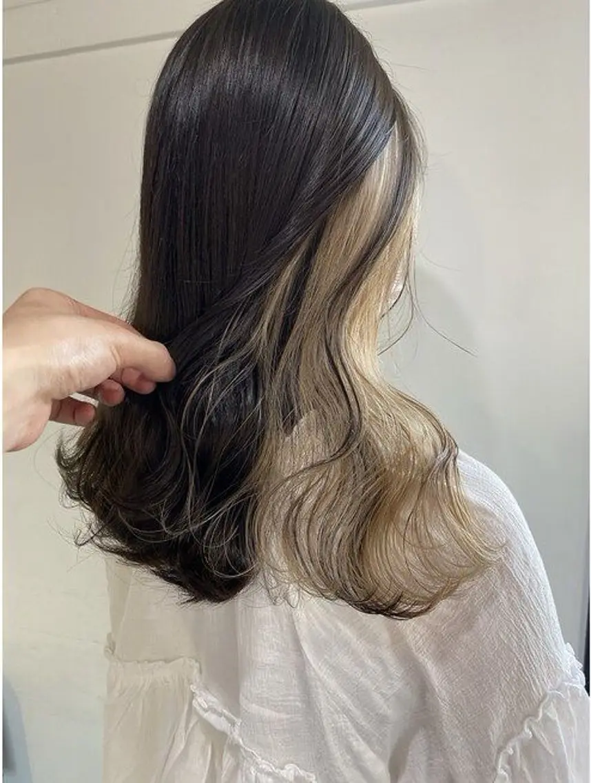 カラー ブリーチ イヤリングカラー ヘアカラー 吉岡 茉穂のヘアスタイル