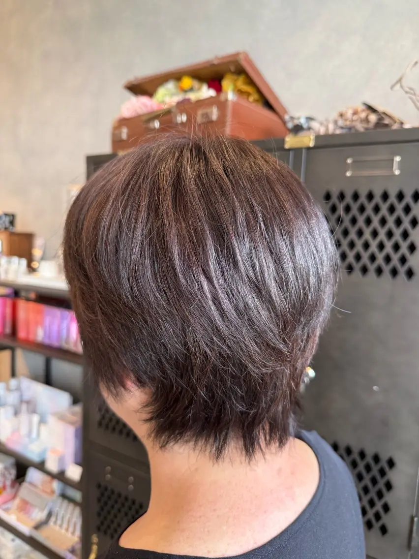 ショート カラー ブラウンカラー チョコレートブラウン ピンクカラー ヘアカラー 大崎 友莉のヘアスタイル
