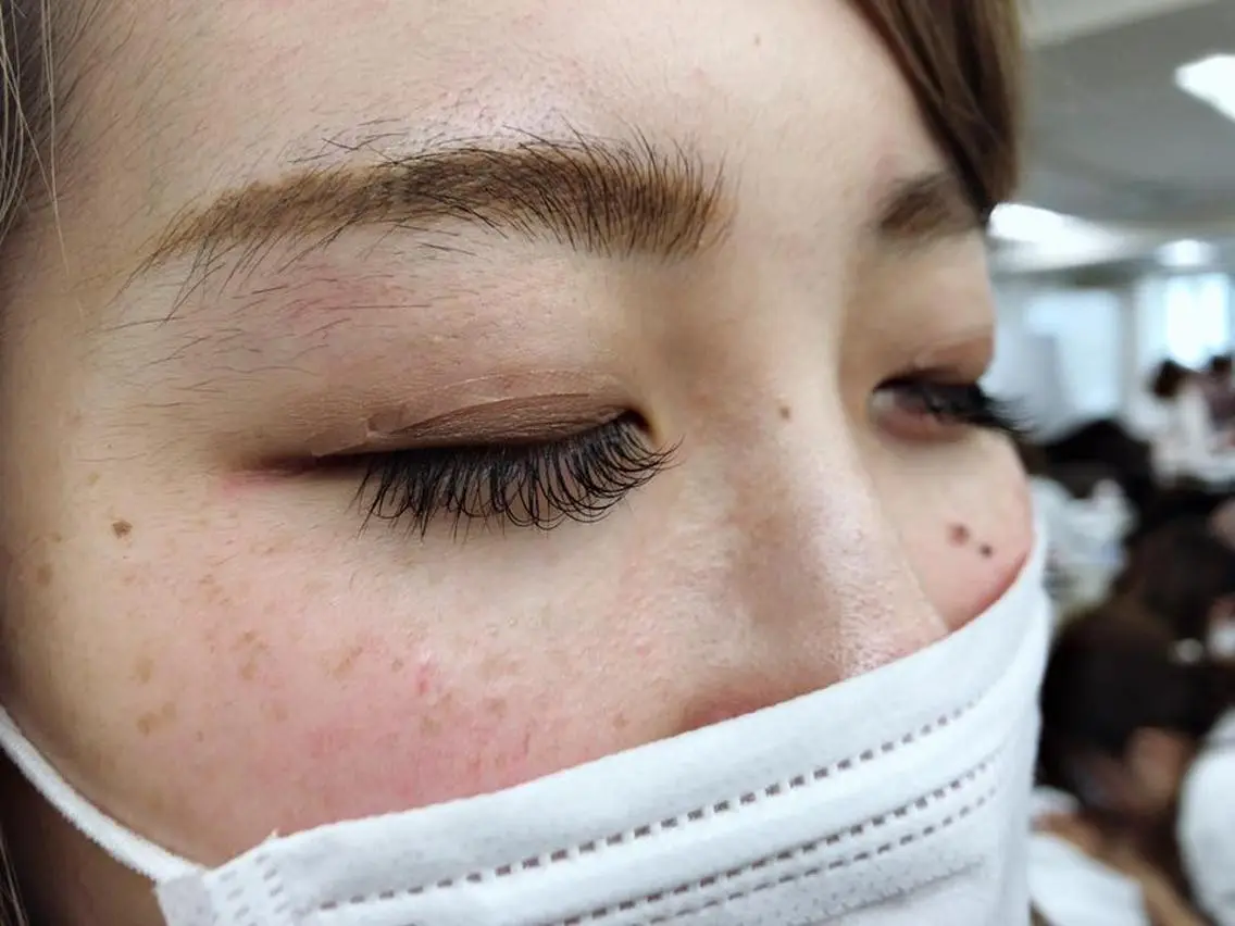 マツエク・マツパ レイヤーカット✖️ 柔らかベージュカラーのヘアスタイル