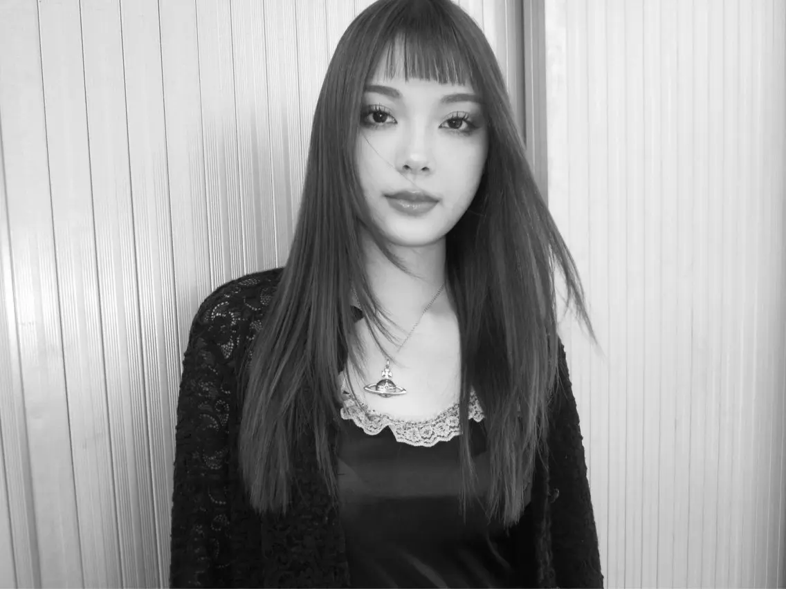 ロング 縮毛矯正 艶ハイトーン🪽 新庄樺乃のヘアスタイル