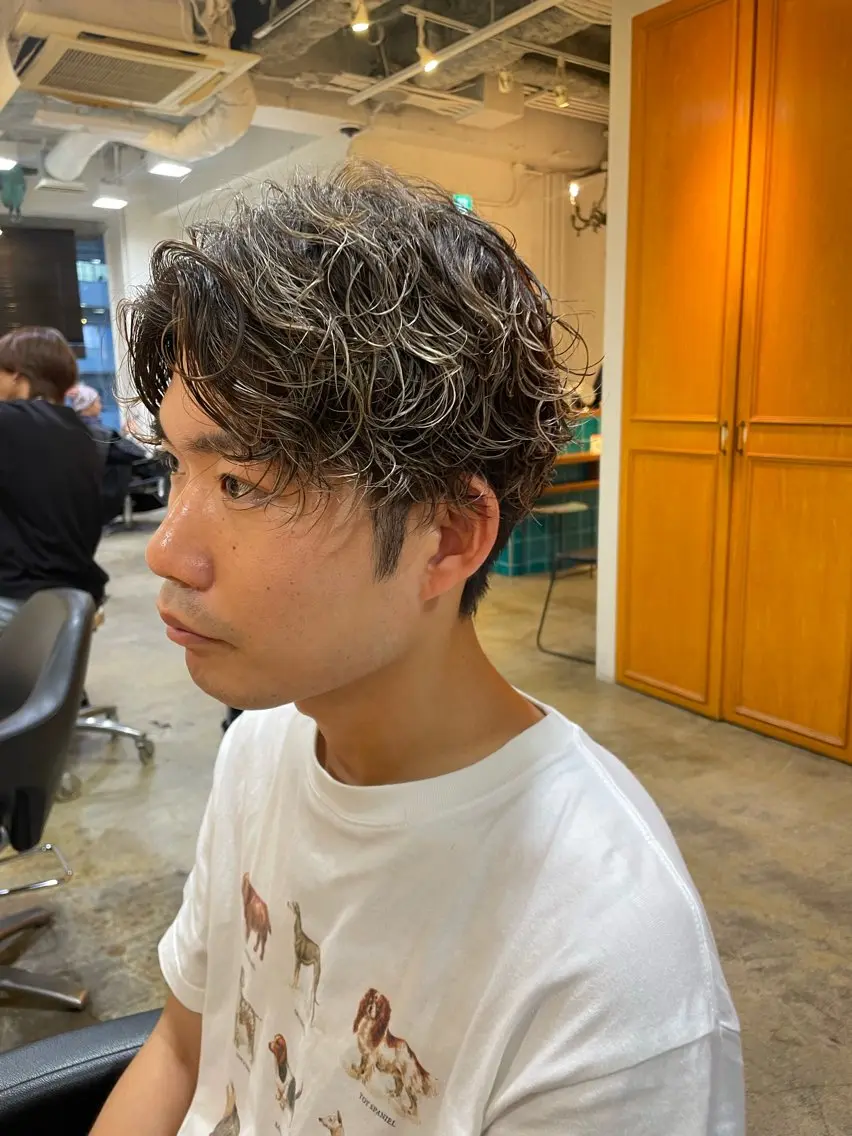 ミディアム カラー パーマ メンズ ミディアムパーマ メンズハイライト メンズパーマ ハイライトカラー ハイライト 韓国レイヤー/透明感 カラー/RIN🎀のヘアスタイル