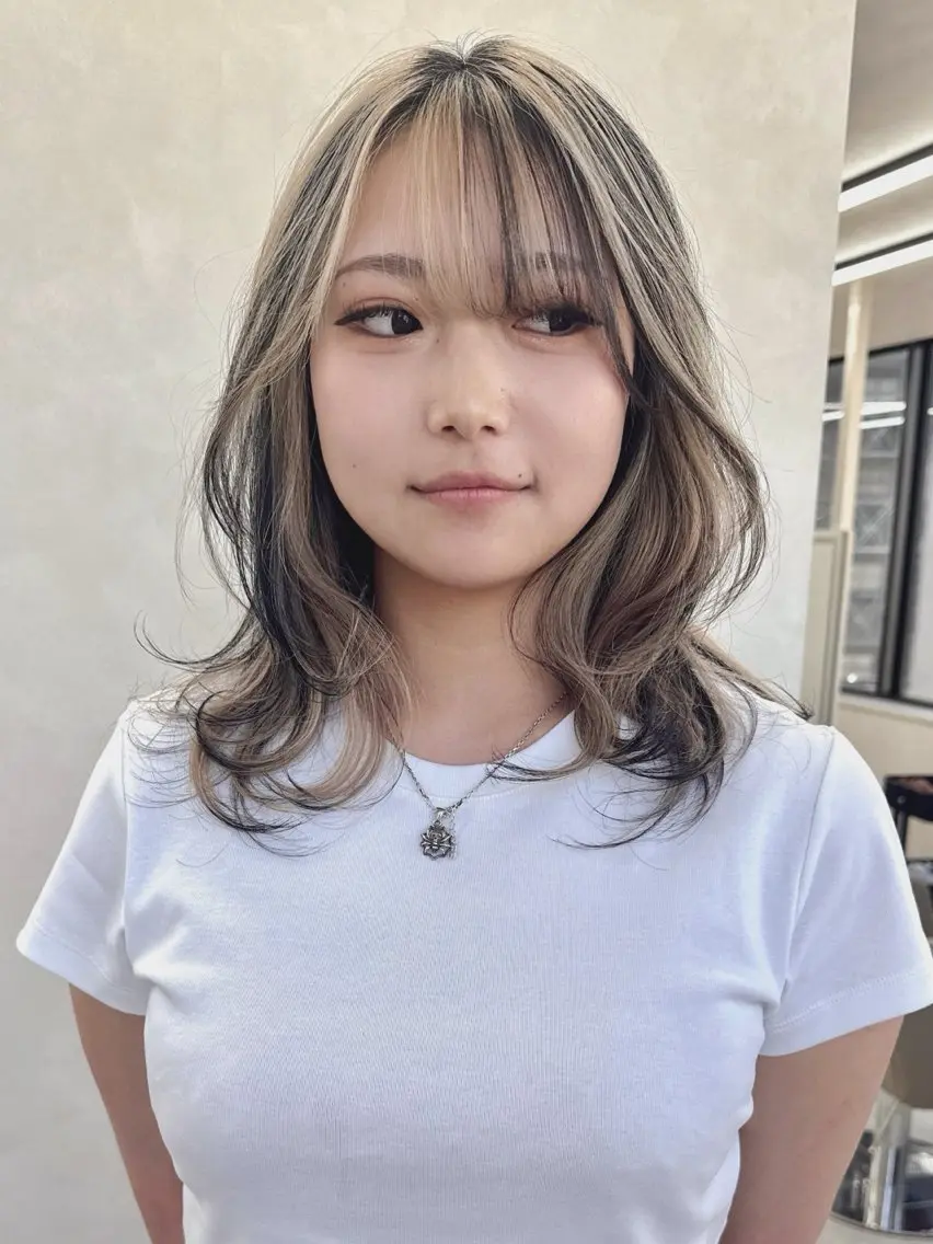 セミロング ハイトーンイヤ リングカラー清水隆央のヘアスタイル