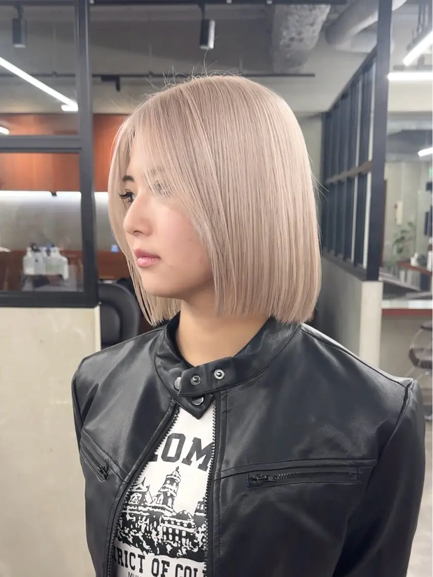 ミディアム カラー ベージュカラー ブリーチ ケアブリーチ 透明感カラー デザインカラー カット ヘアカラー トリートメント 似合わせカット/ ハイトーン/aoiのヘアスタイル