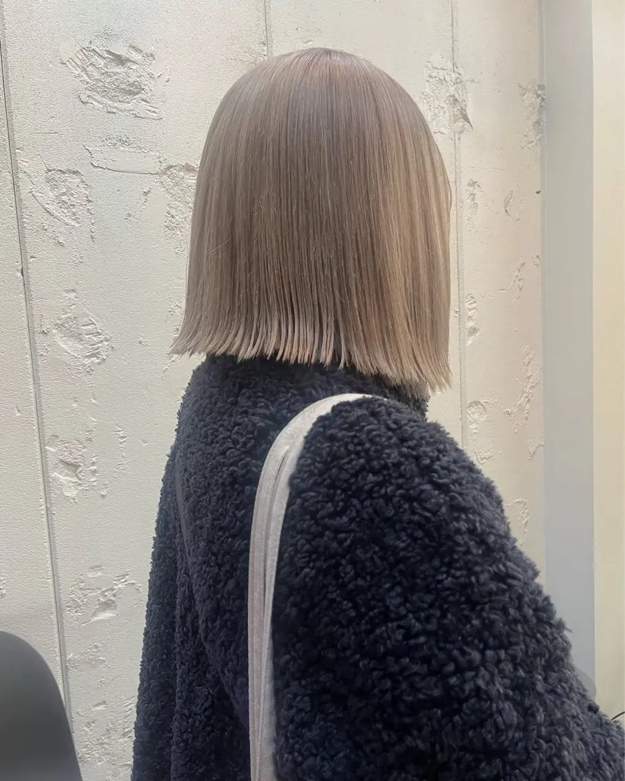 ショート カラー ベージュカラー ブリーチ ホワイトベージュ カット ヘアカラー トリートメント ハイトーン🦢 Natsumiのヘアスタイル