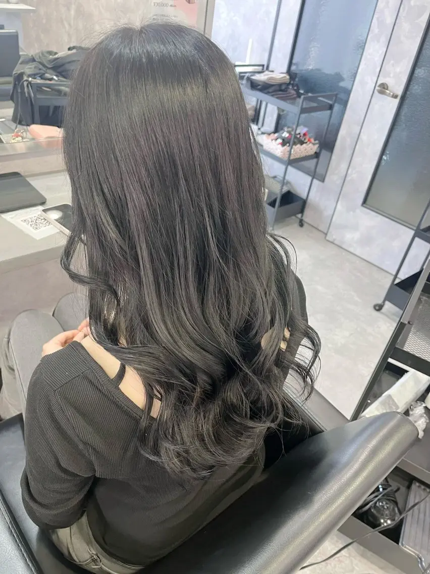 ロング カラー 黒髪 ラベンダーカラー ヘアカラー 伊藤 由妃乃のヘアスタイル