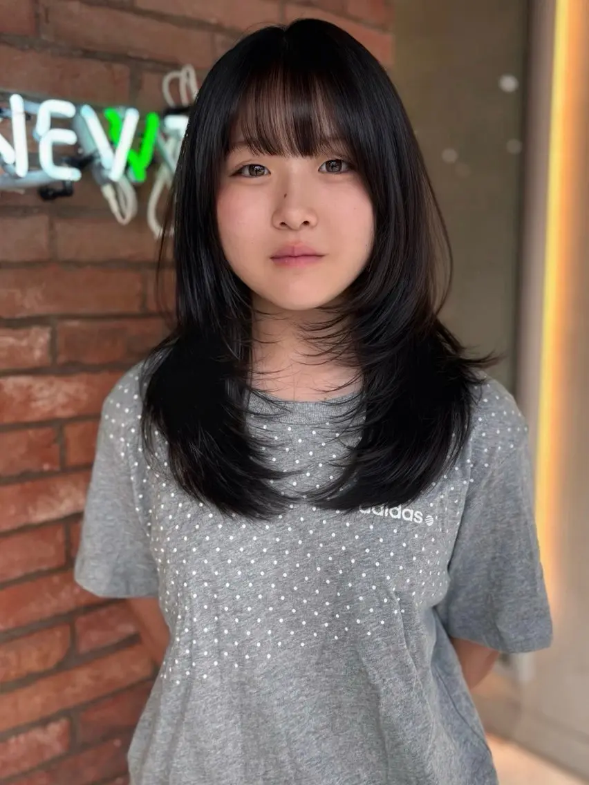 セミロング カット ⠀ リコのヘアスタイル