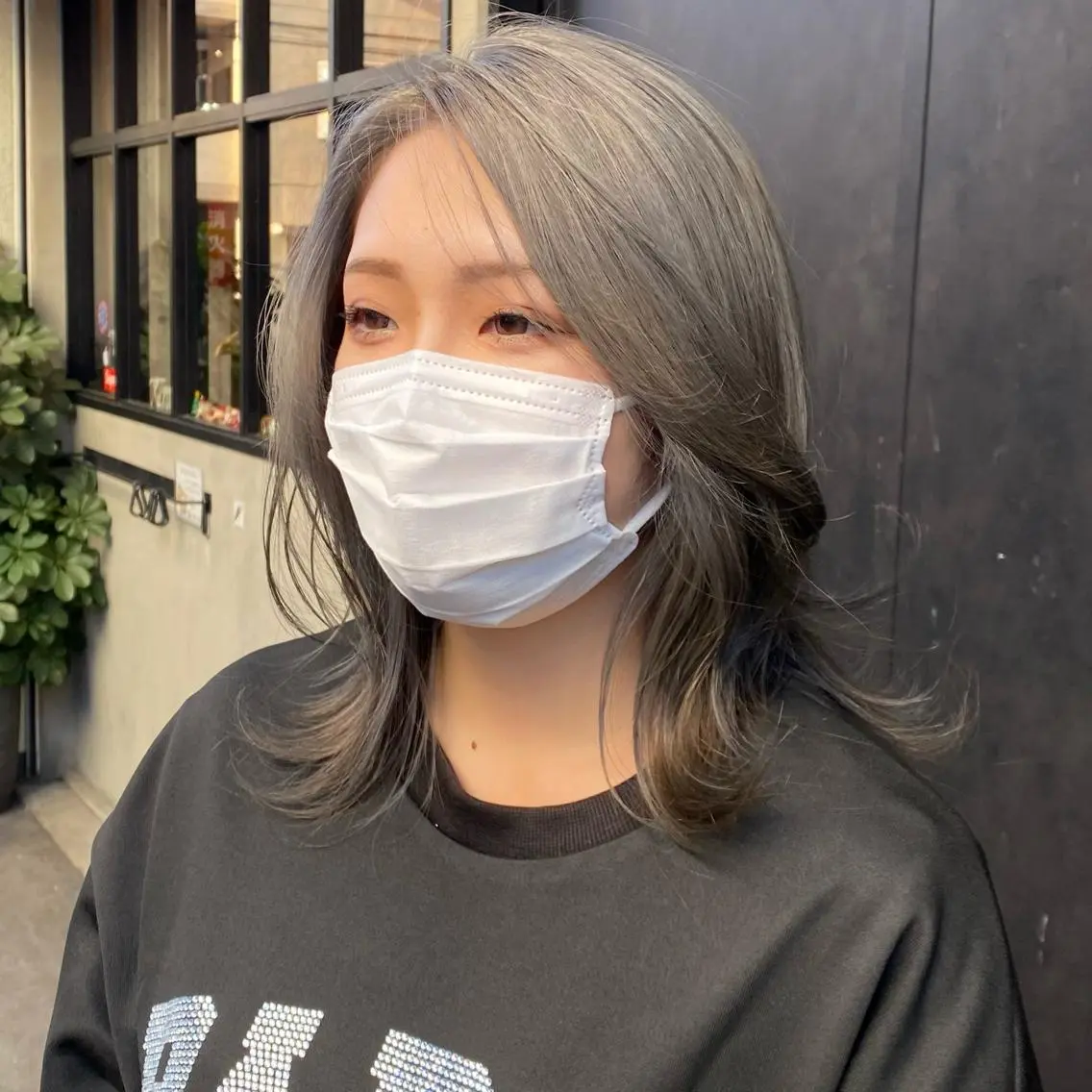 セミロング カラー ブリーチ シルバー ヘアカラー 比嘉 陽のヘアスタイル