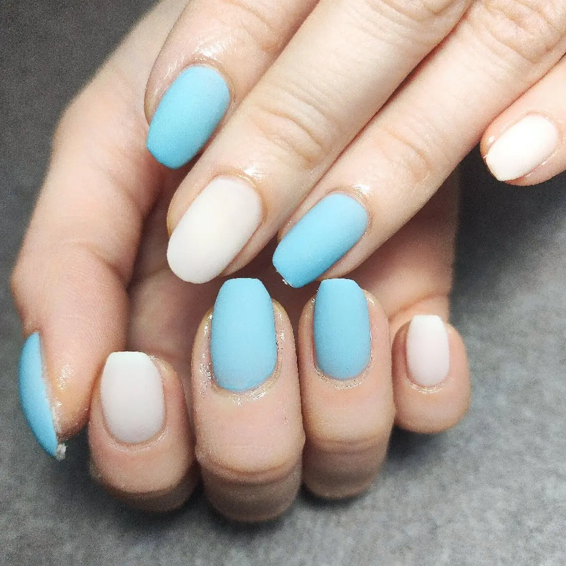 ネイル ブルー マットネイル ホワイト ハンドネイル 個人サロン saltnailのネイルデザイン