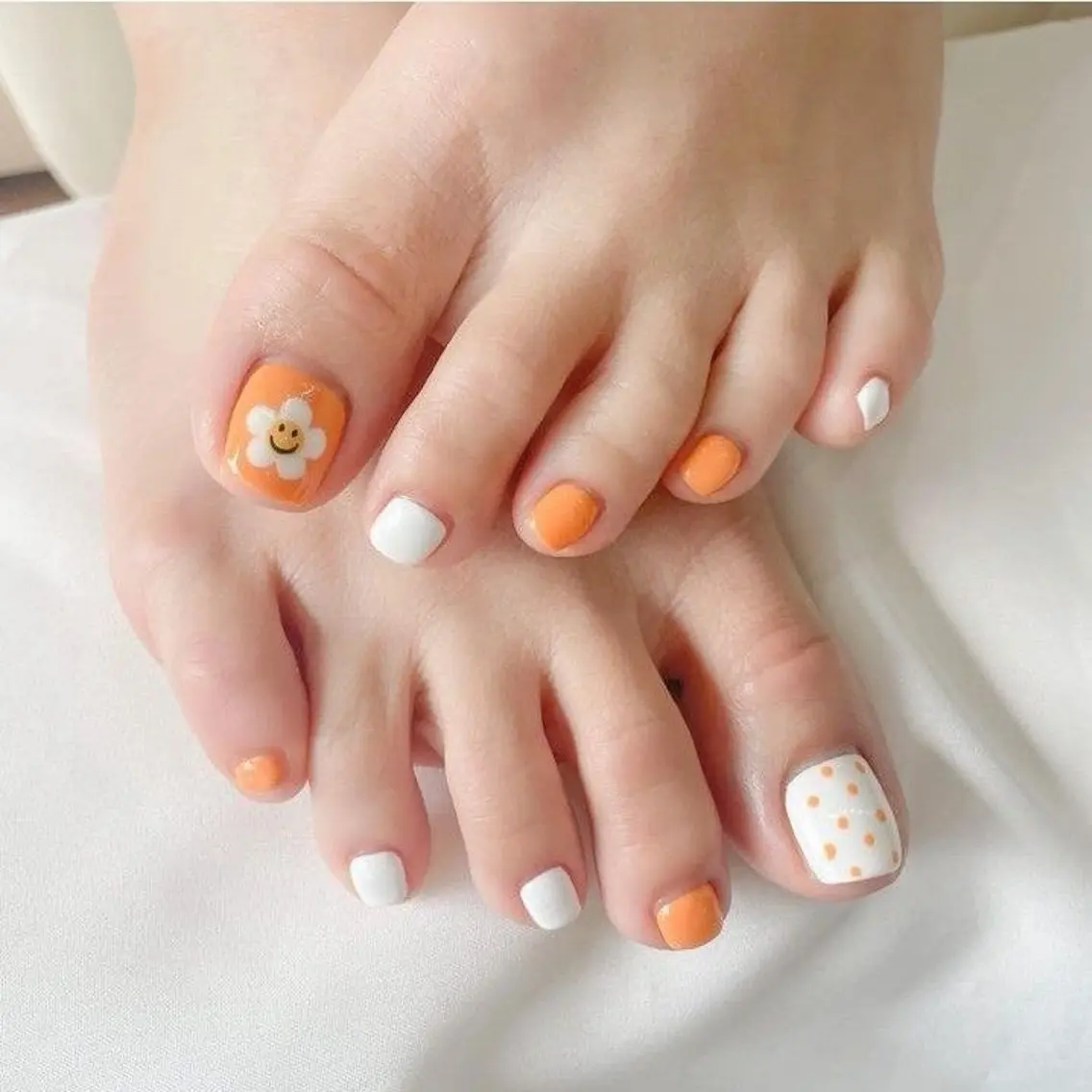 ネイル フットネイル Luna ri..のネイルデザイン