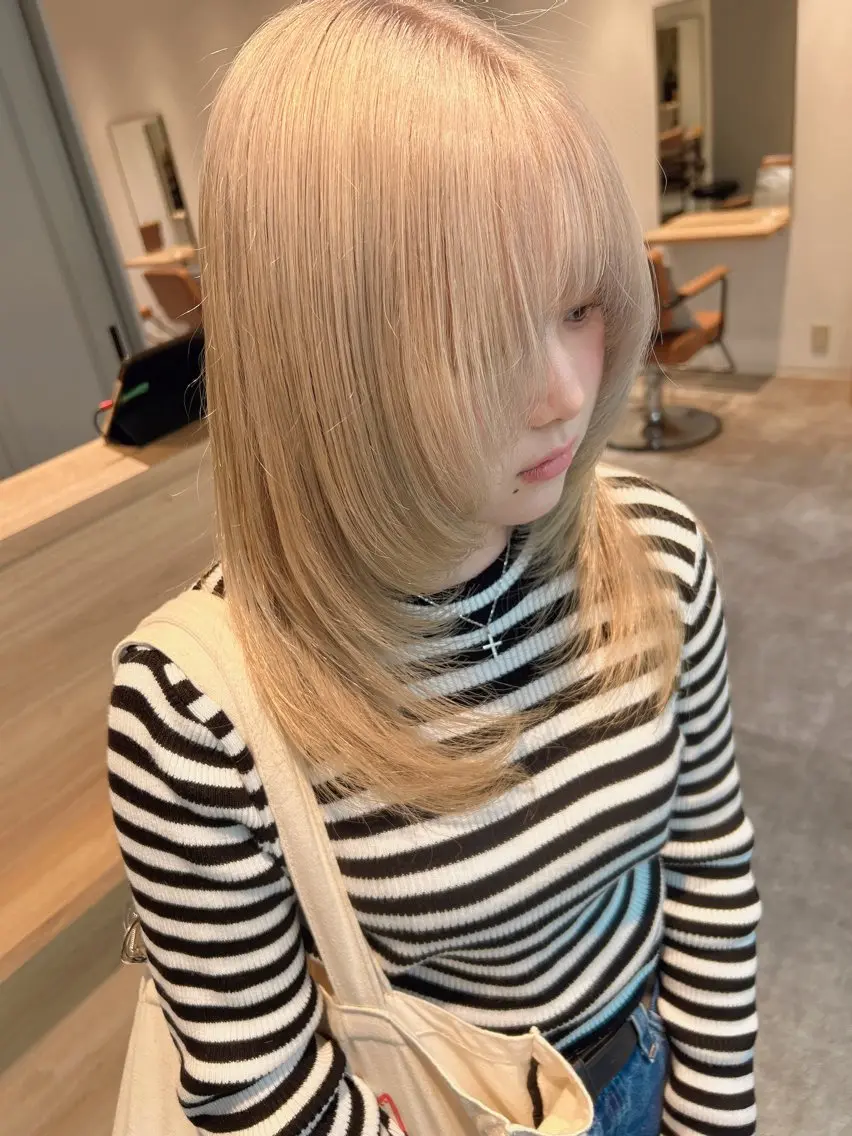 セミロング カラー ハイトーンカラー レイヤーカット 髪質改善特化型美容師 🫧岡本璃来🫧のヘアスタイル